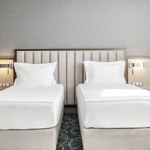 Großes Zimmer mit zwei Einzelbetten